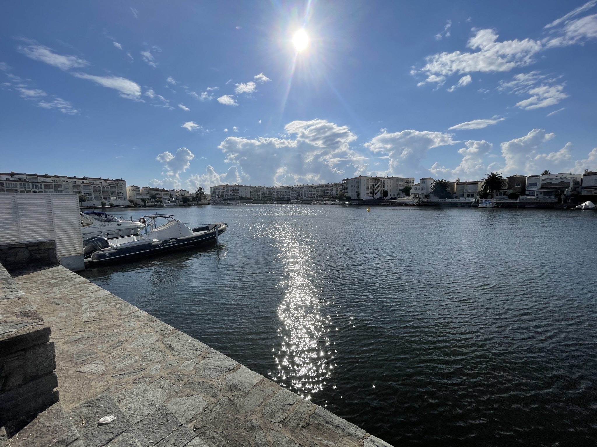 Boote an einem Kanal in Empuriabrava